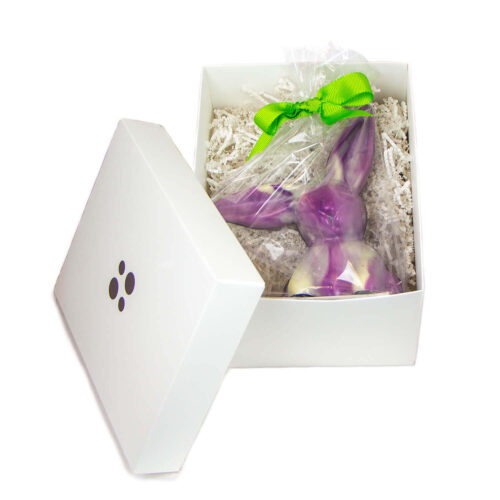 grand lapin dans une boite