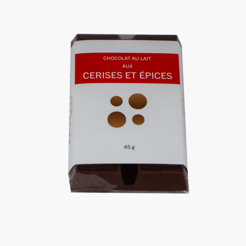 Tablette de chocolat au lait aux cerises et épices